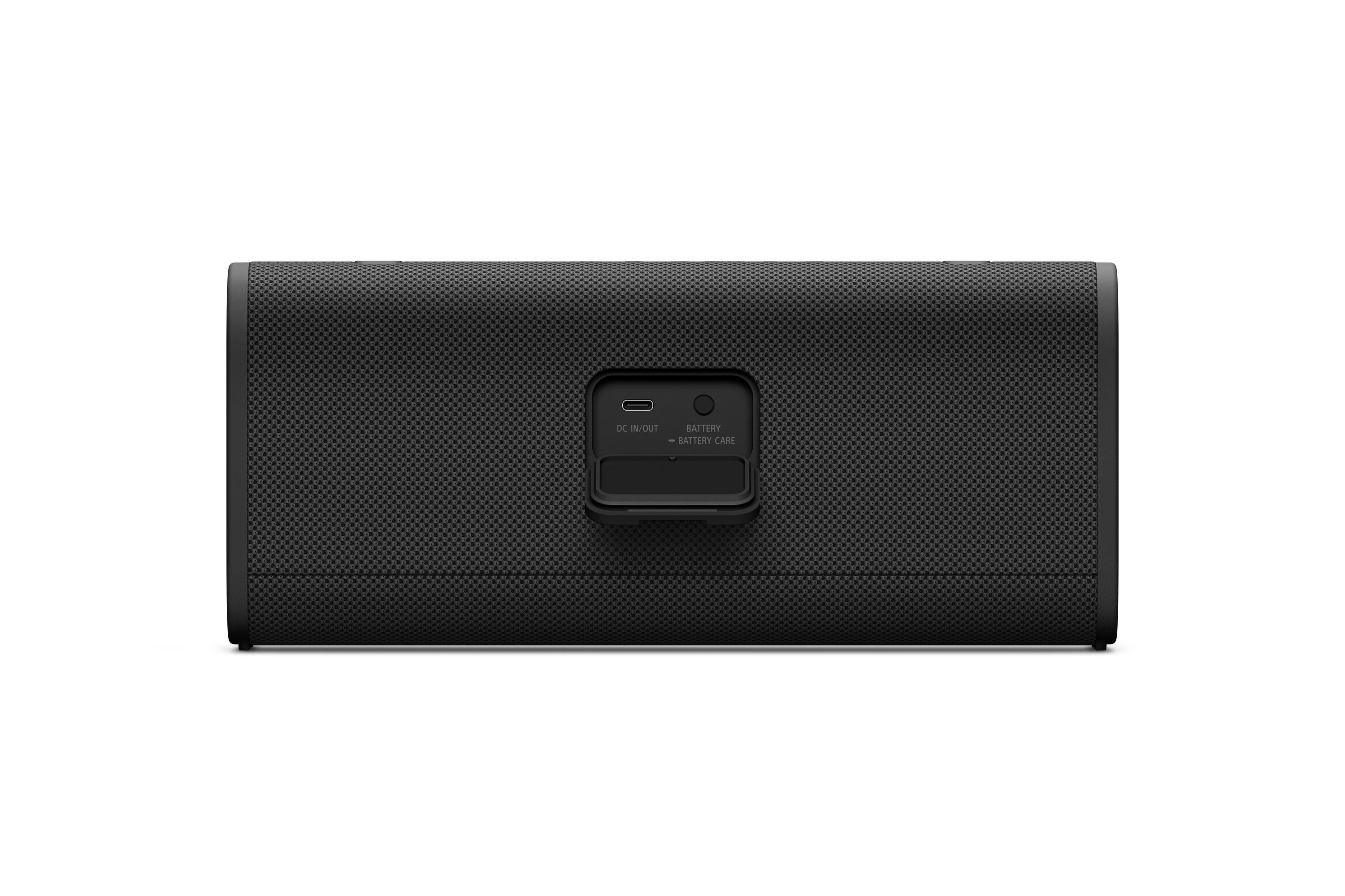 Rückansicht eines schwarzen Lautsprechers. DC-Eingang und Batterieabdeckung.
