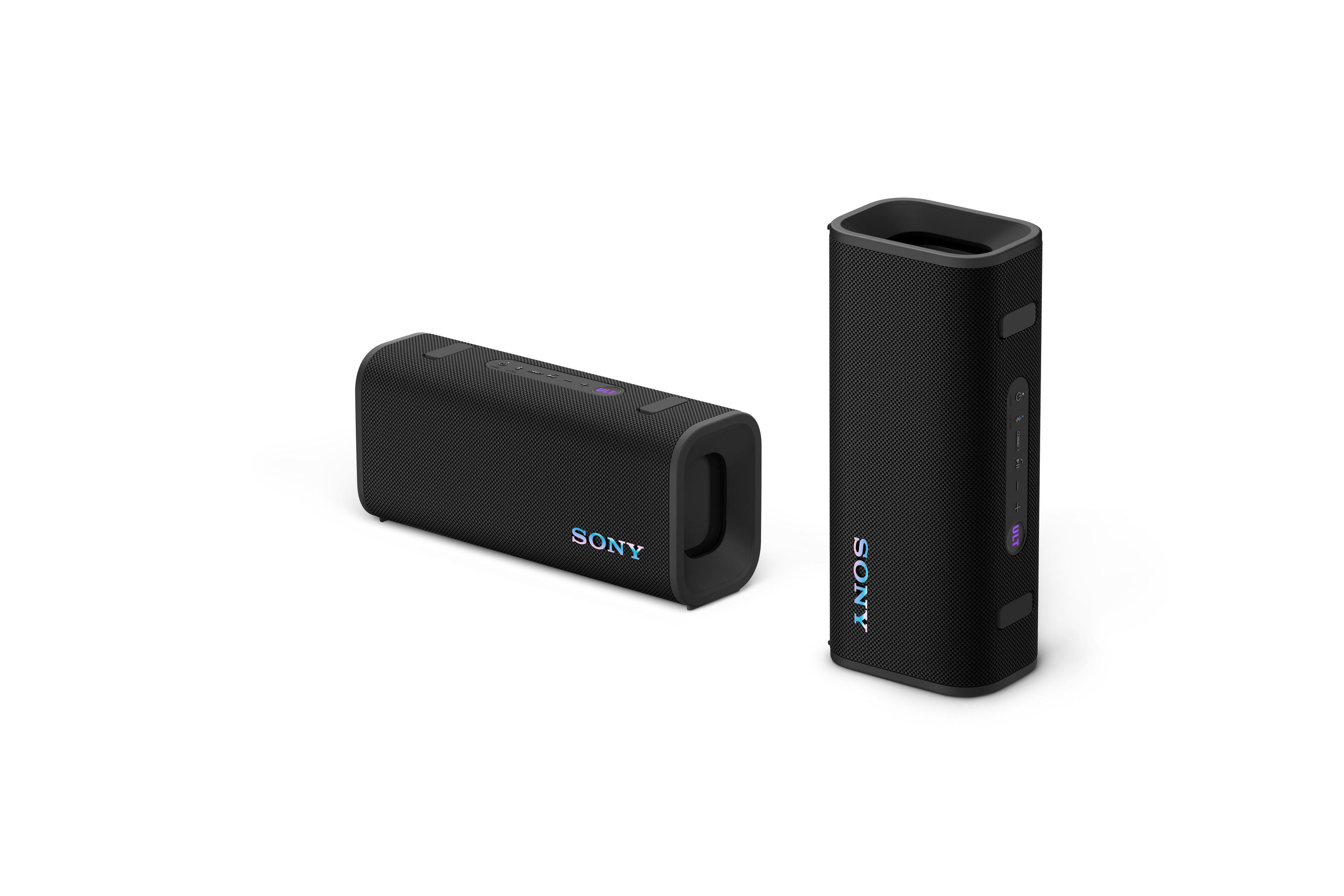 Zwei schwarze SONY-Lautsprecher. Einer aufrecht und einer horizontal. Weißer Hintergrund.