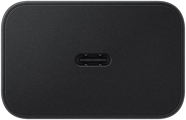 Egy fekete, téglalap alakú töltő közelképe USB-C porttal.