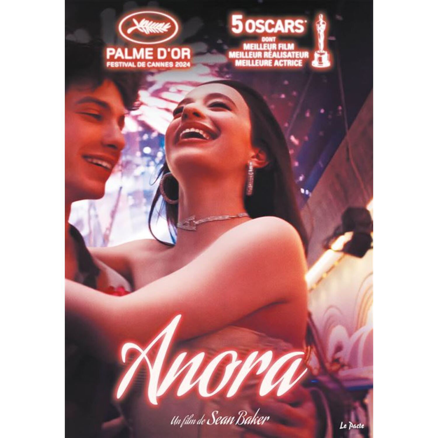 Filmposter met twee mensen die elkaar omarmen met de titel "Anora".