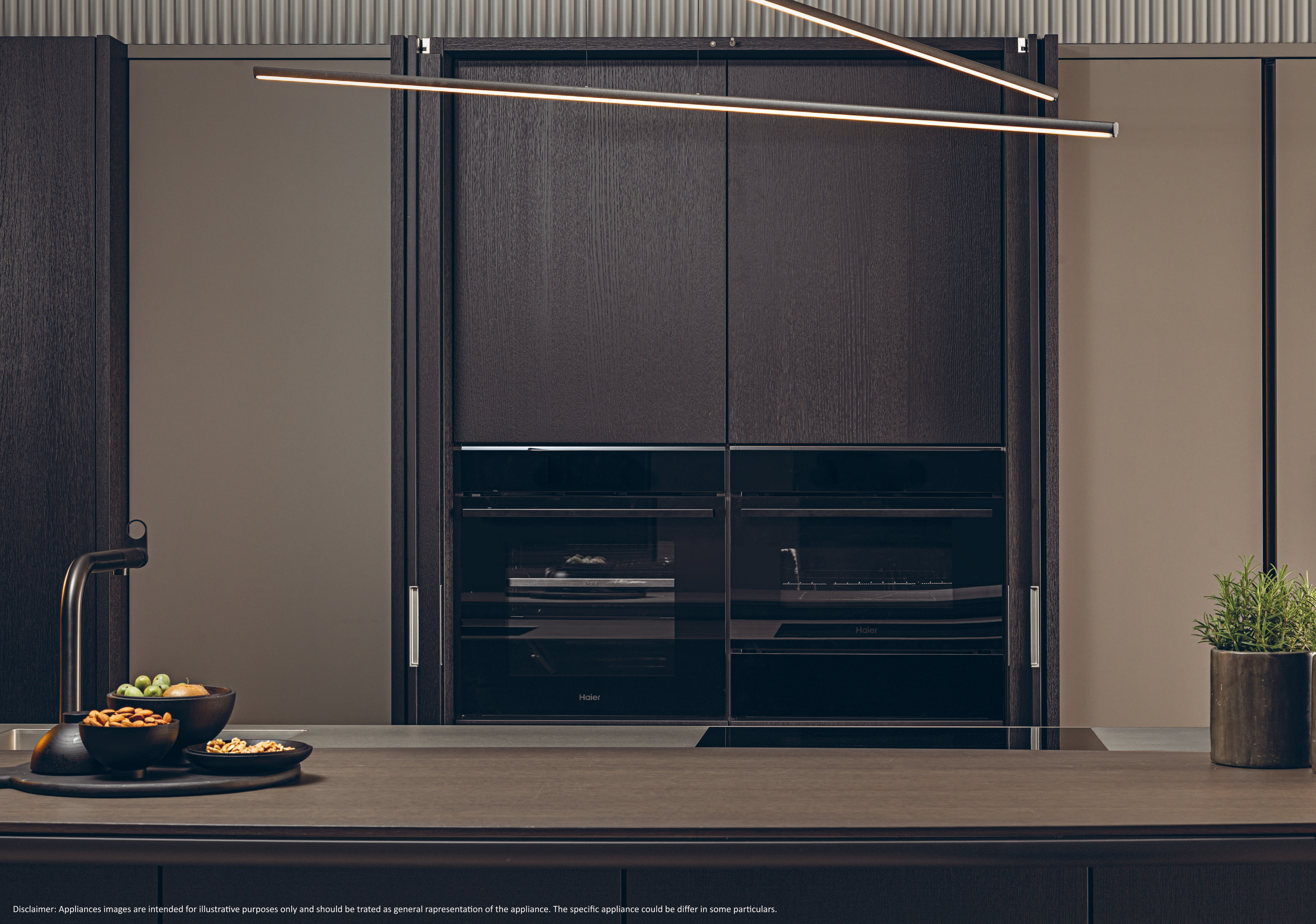 Una cocina moderna con gabinetes de madera oscura, hornos empotrados y encimera.