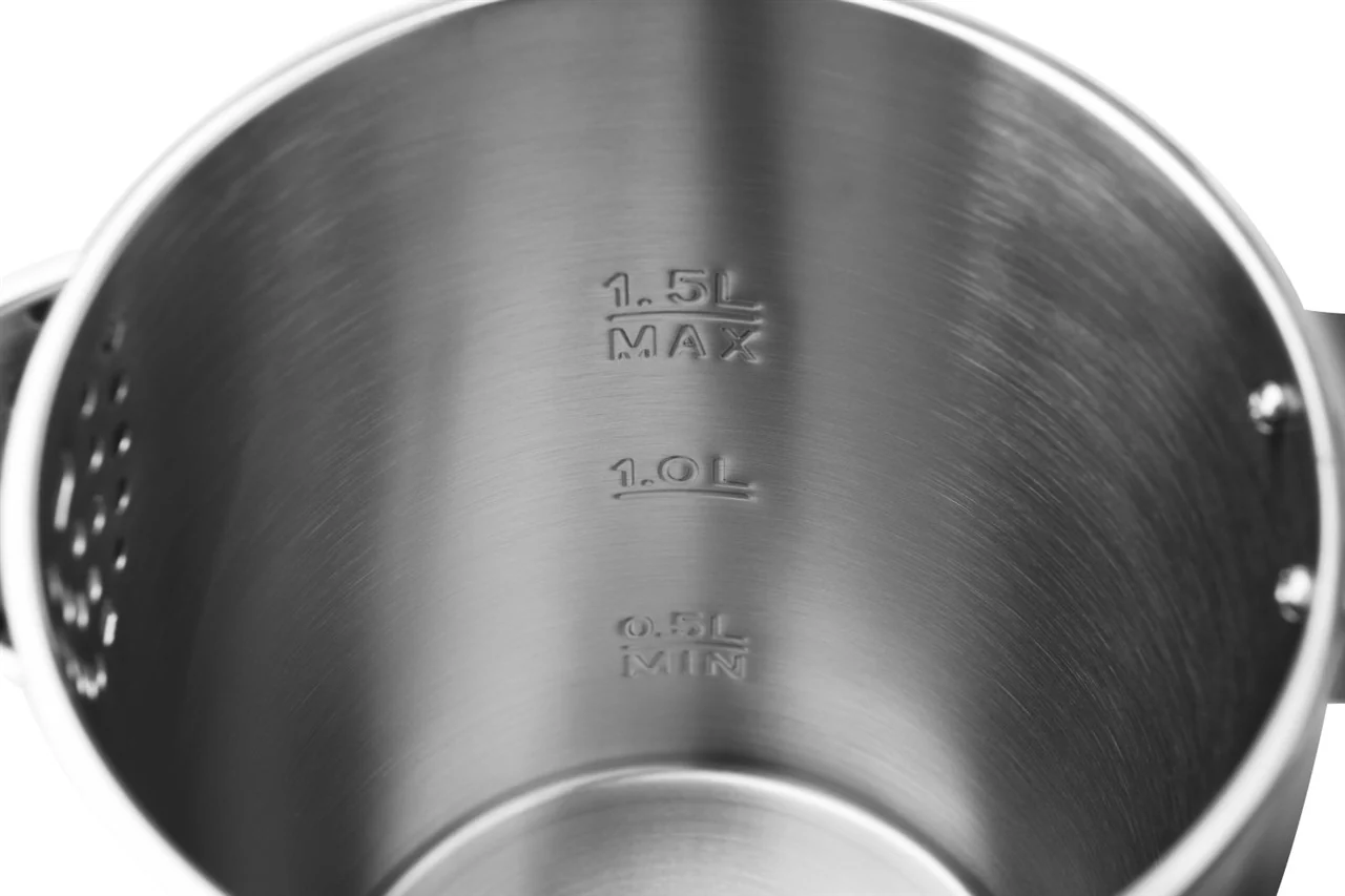 Rozsdamentes acél vízforraló belseje. Kapacitás jelzések: 0.5L MIN, 1.0L és 1.5L MAX.