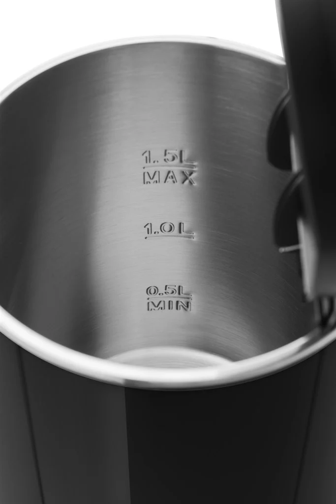 Egy fekete vízforraló belsejének közeli képe, vízszintjelzéssel: 0,5L MIN, 1,0L, és 1,5L MAX.