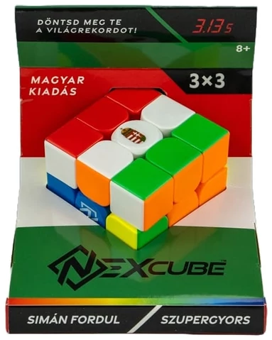 Rubik-kocka a csomagolásában, részben megoldva, magyar zászló matricával.