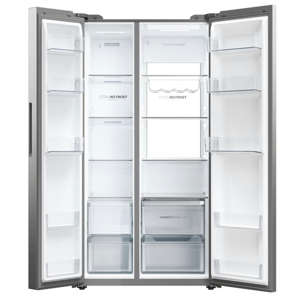 Ein Kühlschrank mit offenen Türen. Im Inneren befinden sich Regale, Schubladen und ein Wasserspender.