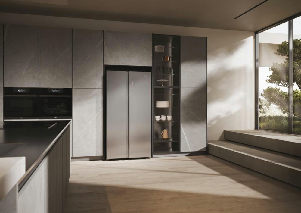 Ein modernes Kücheninterieur mit Kühlschrank und Einbaugeräten.