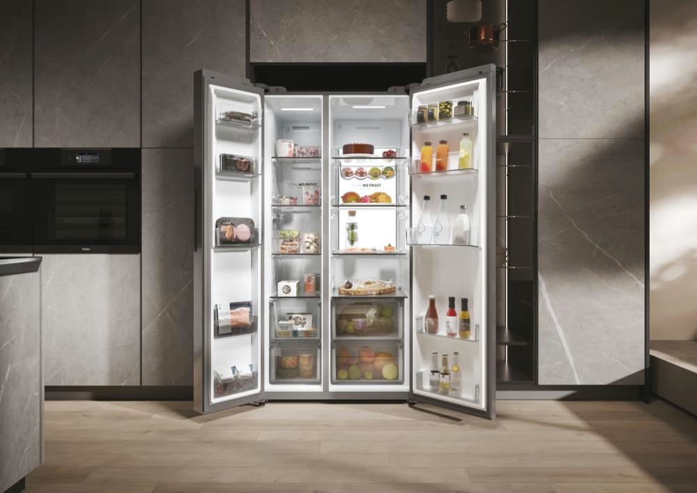 Geöffneter Kühlschrank mit sichtbaren Lebensmitteln. Er hat zwei offene Türen.