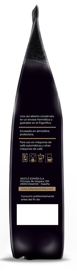 Una bolsa de café con texto e imágenes se muestra en un fondo oscuro.