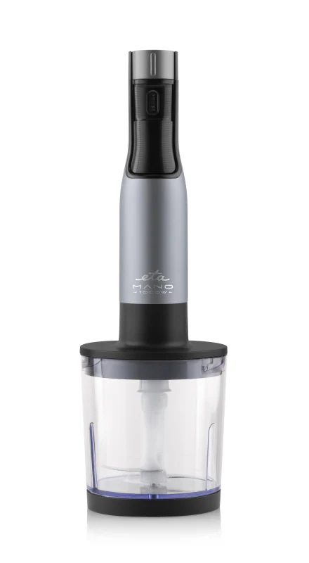 Ezüst kézi mixer fekete alappal és átlátszó tartállyal. Fehér háttéren.