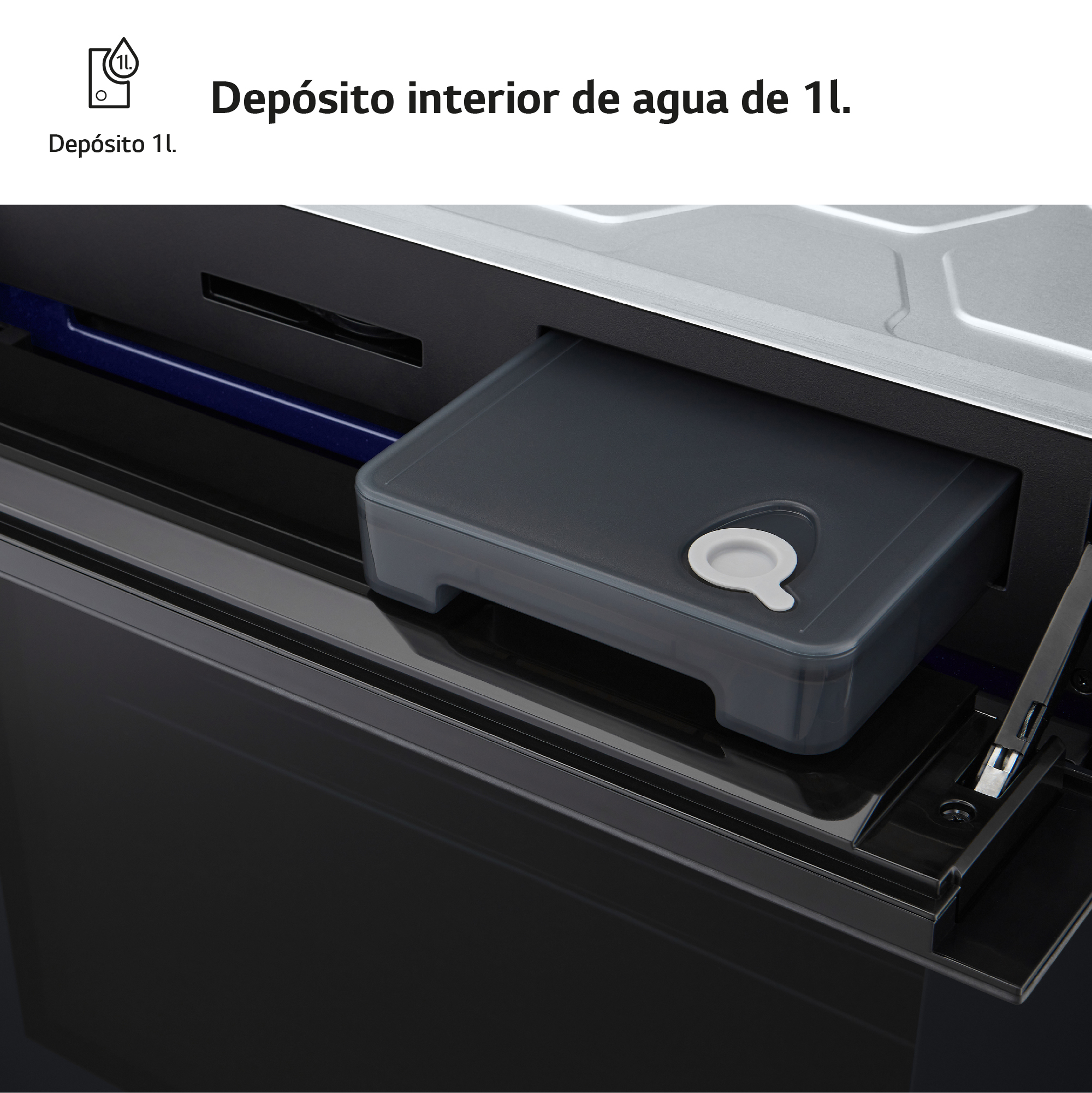 Un cajón con un depósito de agua gris oscuro en su interior. El depósito tiene una tapa blanca y está etiquetado con 1L.