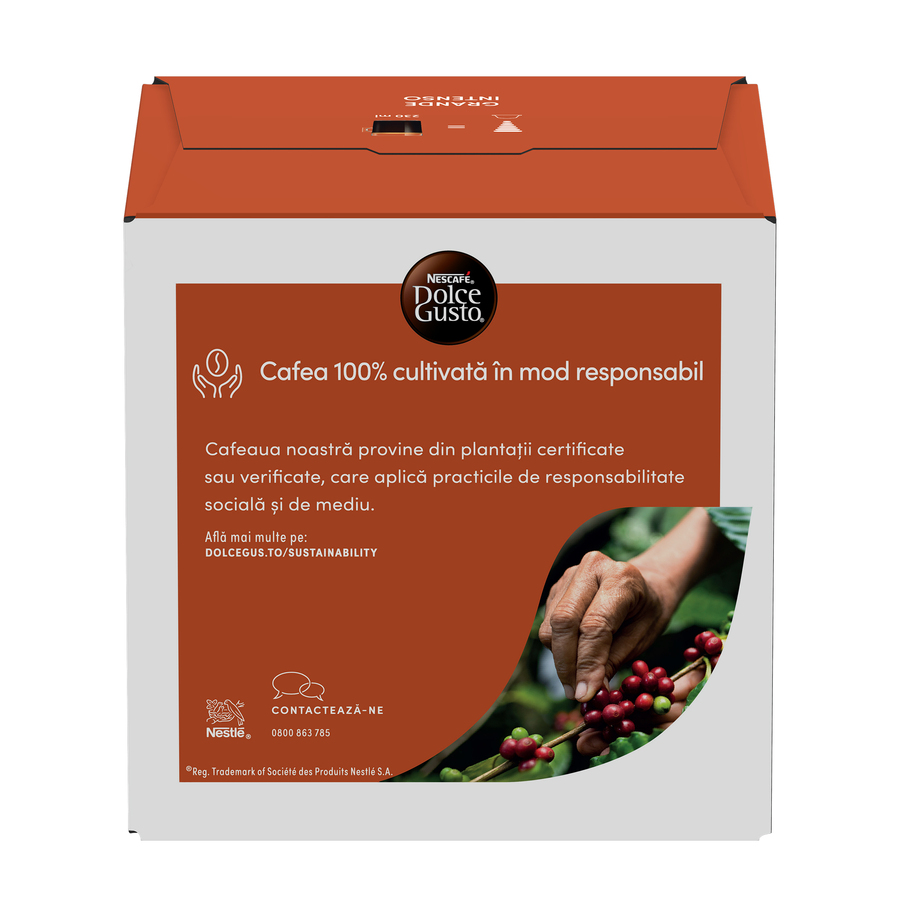Una caja de cápsulas de café Dolce Gusto, con una mano sosteniendo una rama de granos de café.