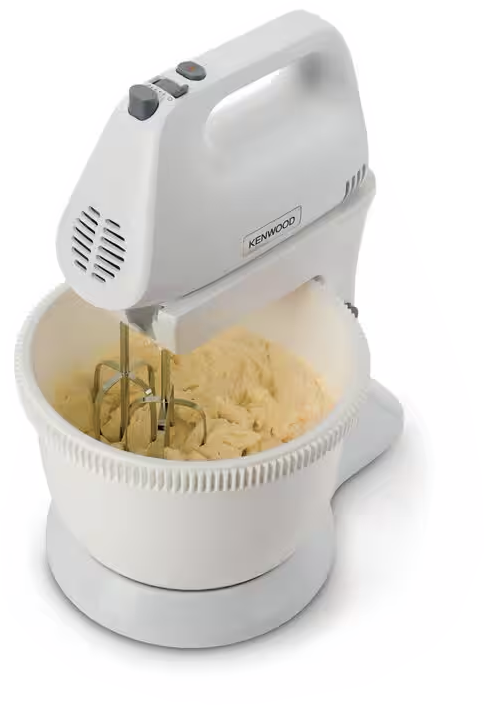 Fehér Kenwood mixer egy fehér tálban, tésztát kever fehér háttéren.