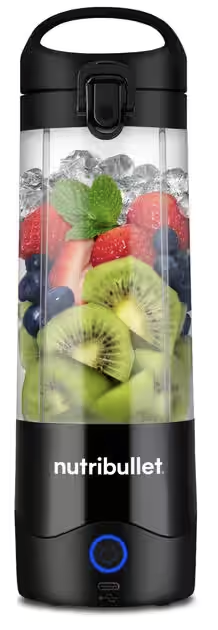 Nutribullet turmixgép jéggel, eperrel, áfonyával és kivivel.