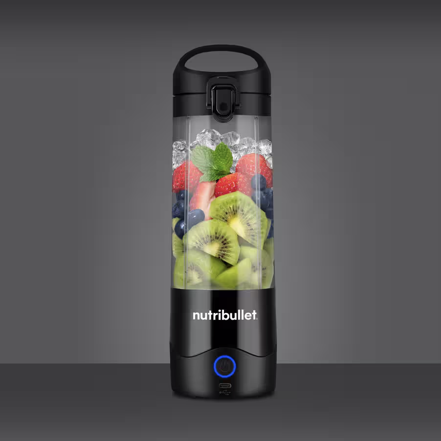 Egy fekete Nutribullet turmixgép gyümölcsökkel és jéggel, szürke háttéren.