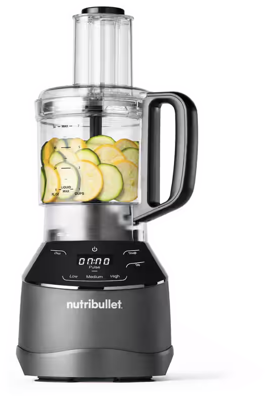 Nutribullet konyhai robotgép cukkini szeletekkel a tartályban és fekete fogantyúval.