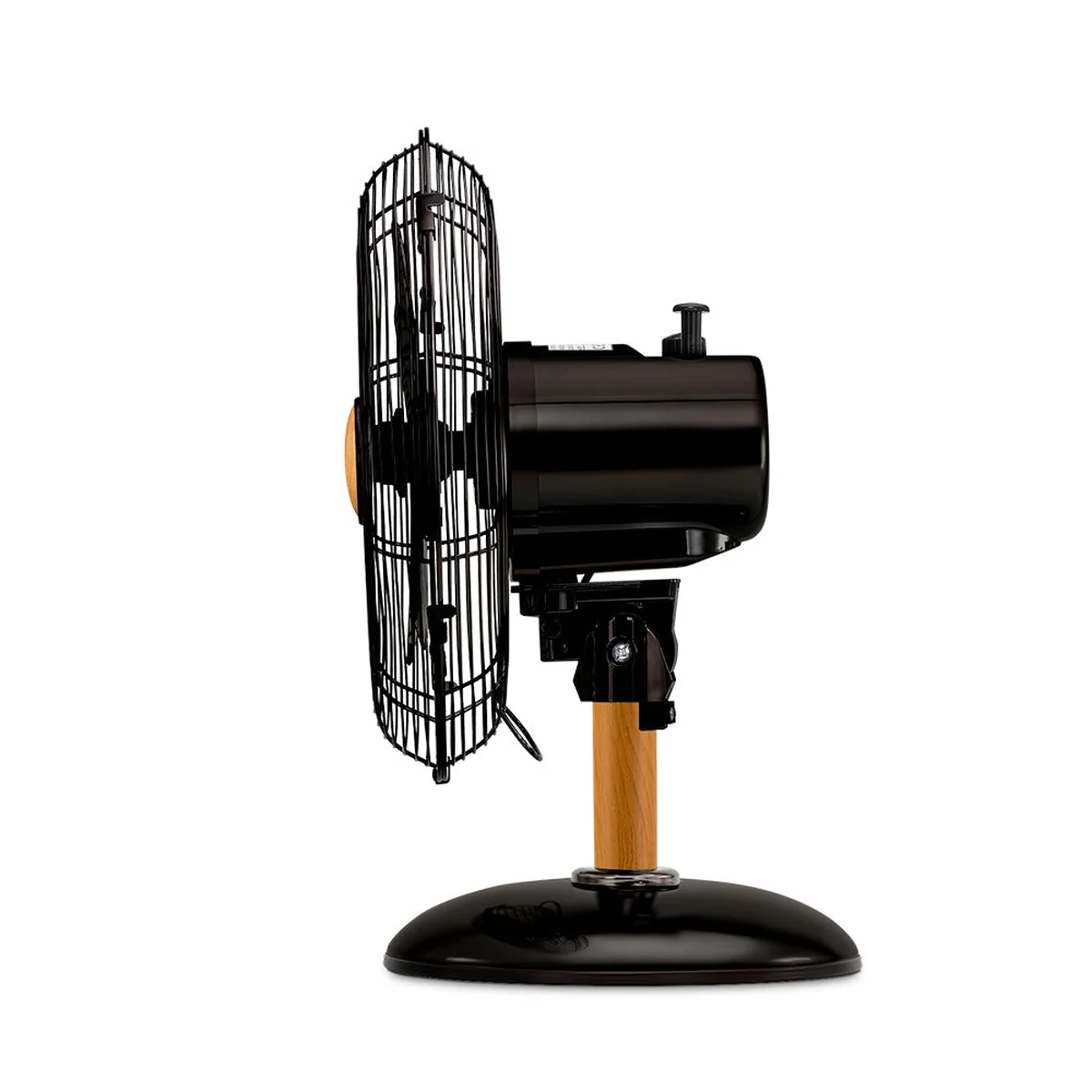 Se muestra un ventilador negro con un soporte de madera sobre un fondo blanco.