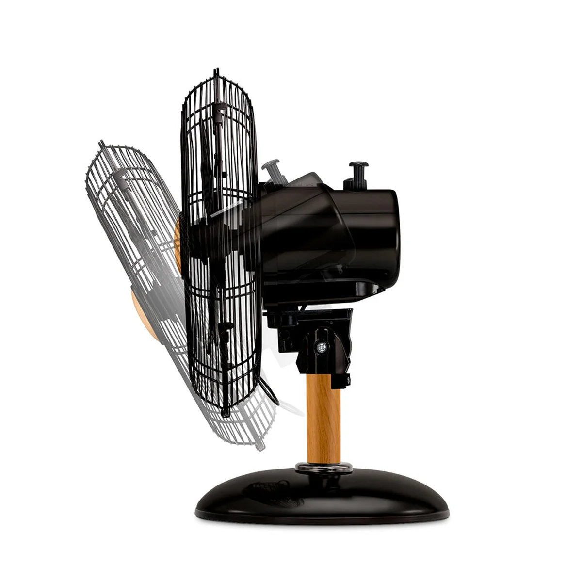 Un ventilador oscilante negro y plateado, en ángulo.