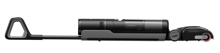 Blondwłosy mężczyzna w niebieskiej kurtce patrzy w dół, trzymając ręce.