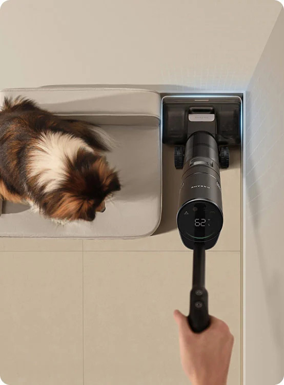 Mężczyzna noszący głośnik na ramieniu.