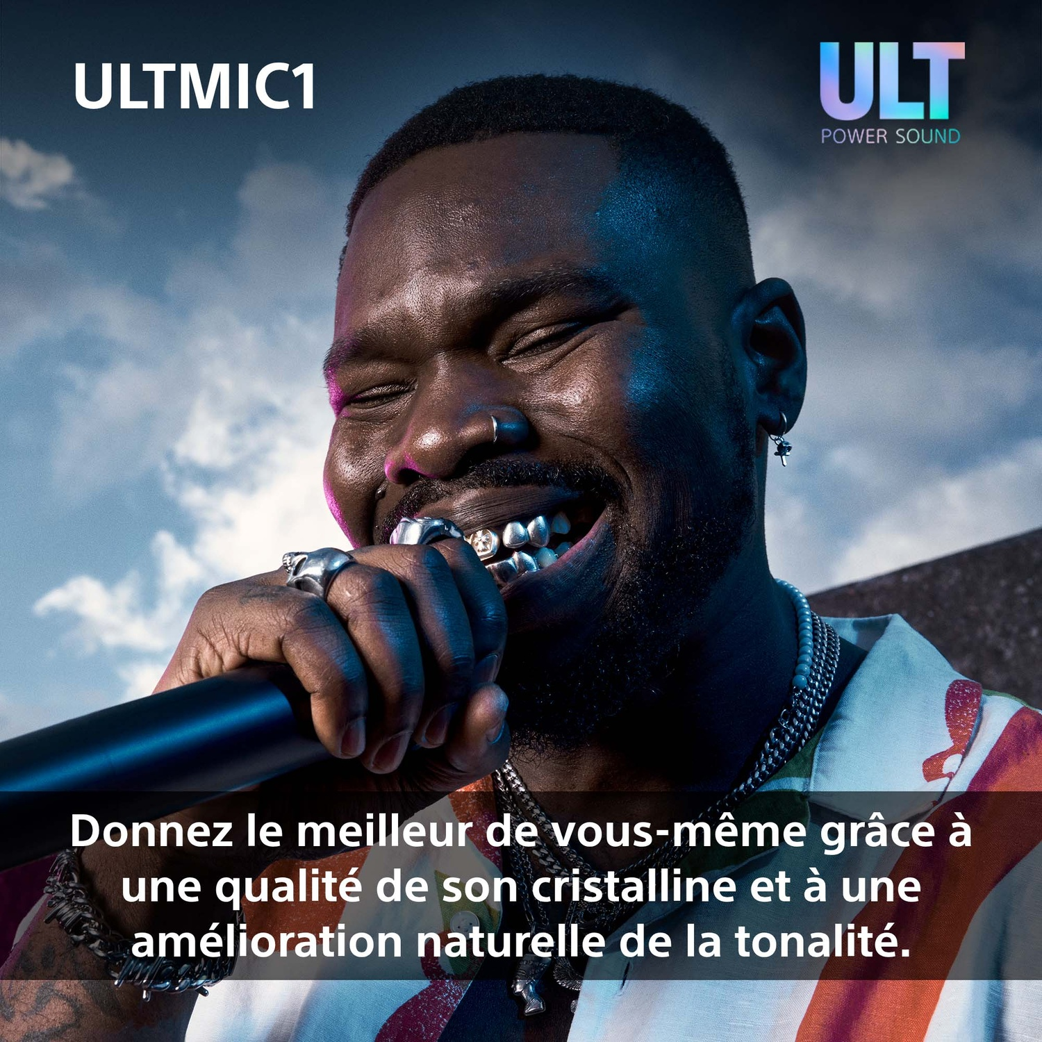 Un homme chante dans un micro. Ciel bleu en fond. Le texte dit 'ULTMC1' et 'ULT POWER SOUND'.