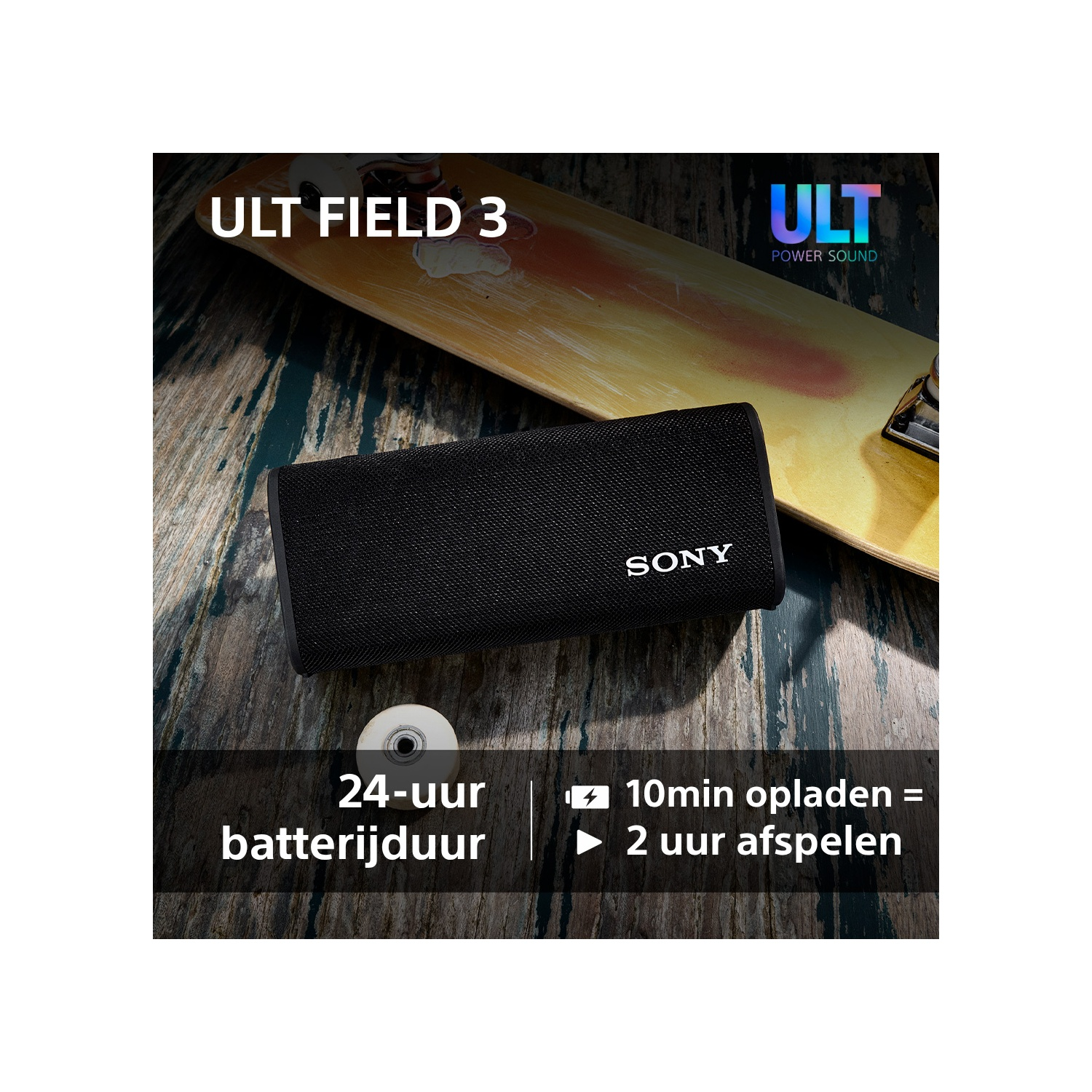 Zwarte Sony speaker op hout. Tekst: 'ULT FIELD 3', '24-uur batterijduur' en '10min opladen = 2 uur afspelen'.