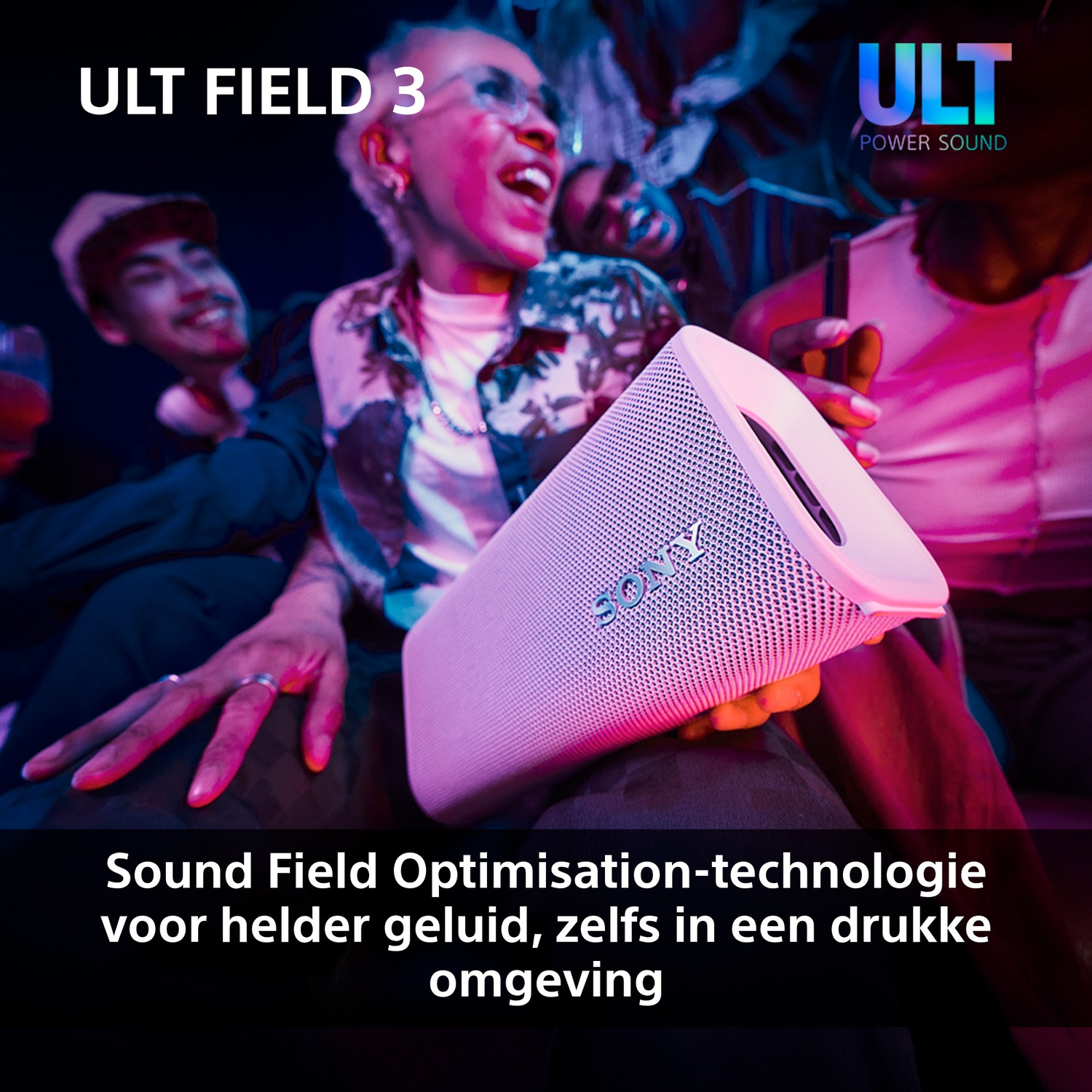 Groep mensen met een roze Sony-luidspreker. De luidspreker wordt door een persoon vastgehouden. ULT FIELD 3 en ULT POWER SOUND staan op de afbeelding.