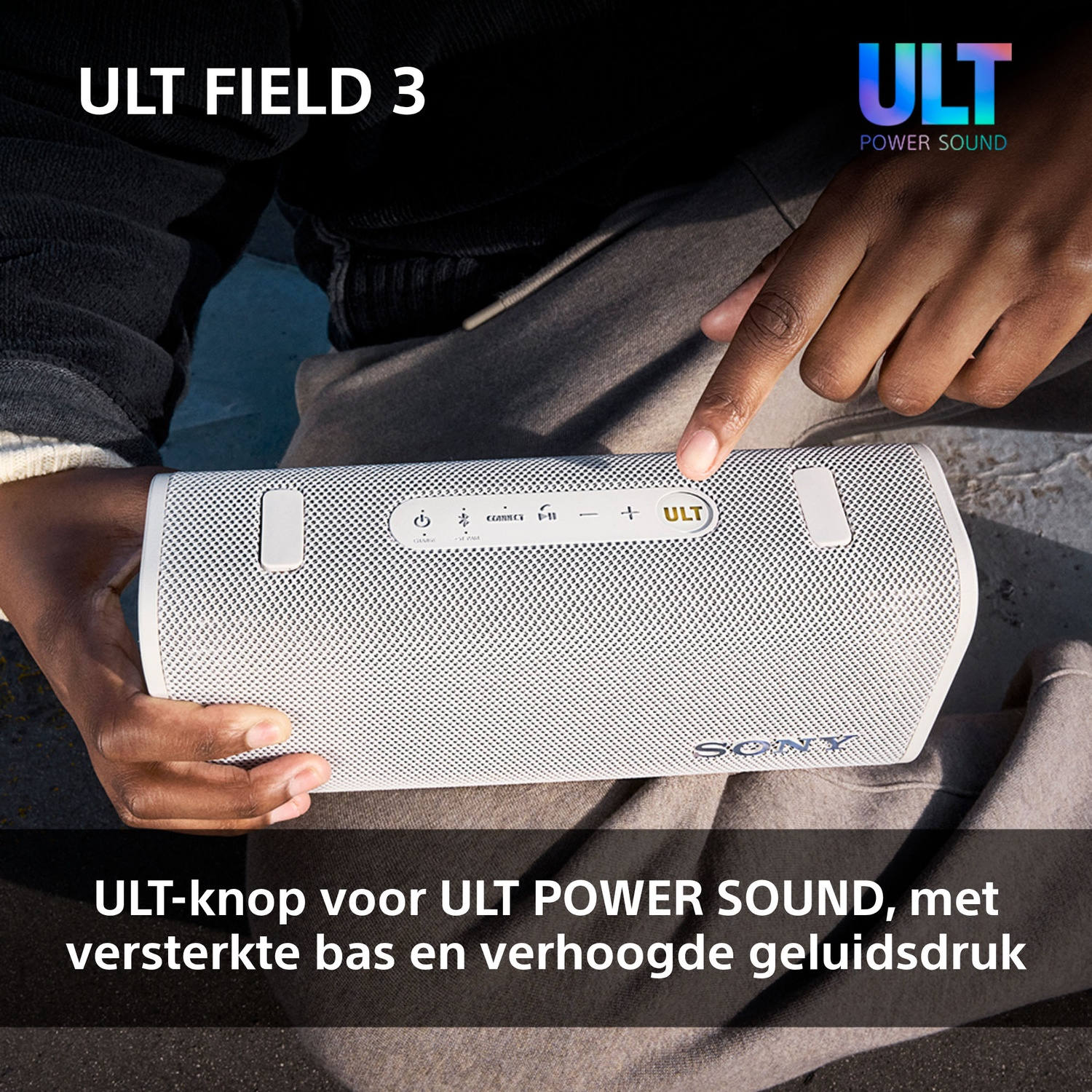 Een hand wijst naar de witte Sony-luidspreker met de ULT-knop.