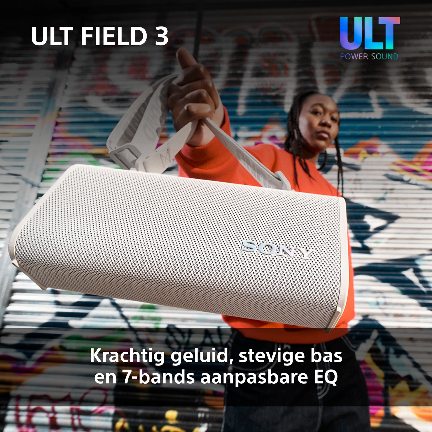Persoon houdt witte luidspreker vast. Tekst zegt 'Krachtig geluid, stevige bas en 7-bands EQ'.