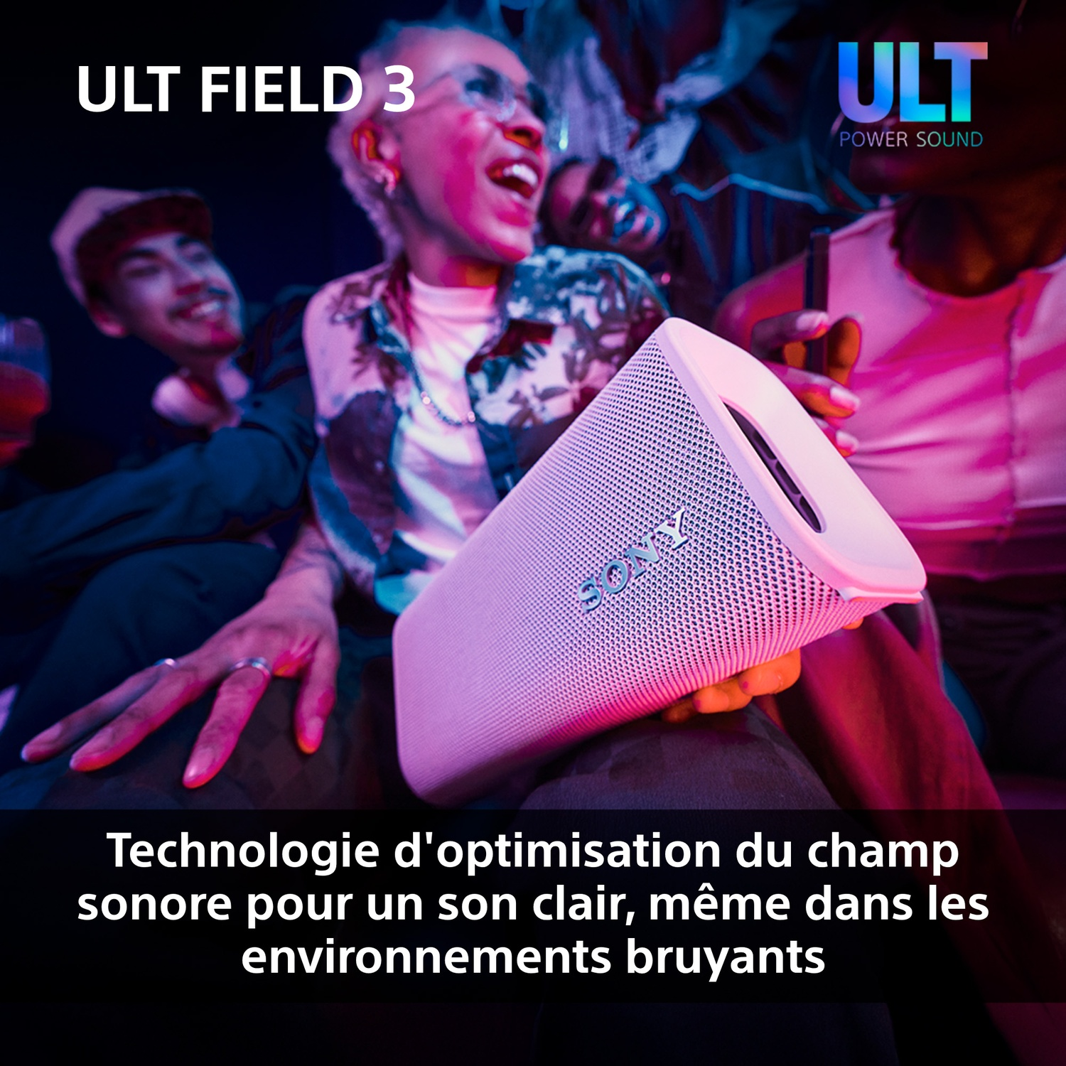 Des personnes tenant un haut-parleur blanc, avec du texte en bas promouvant l'optimisation du son dans les environnements bruyants.