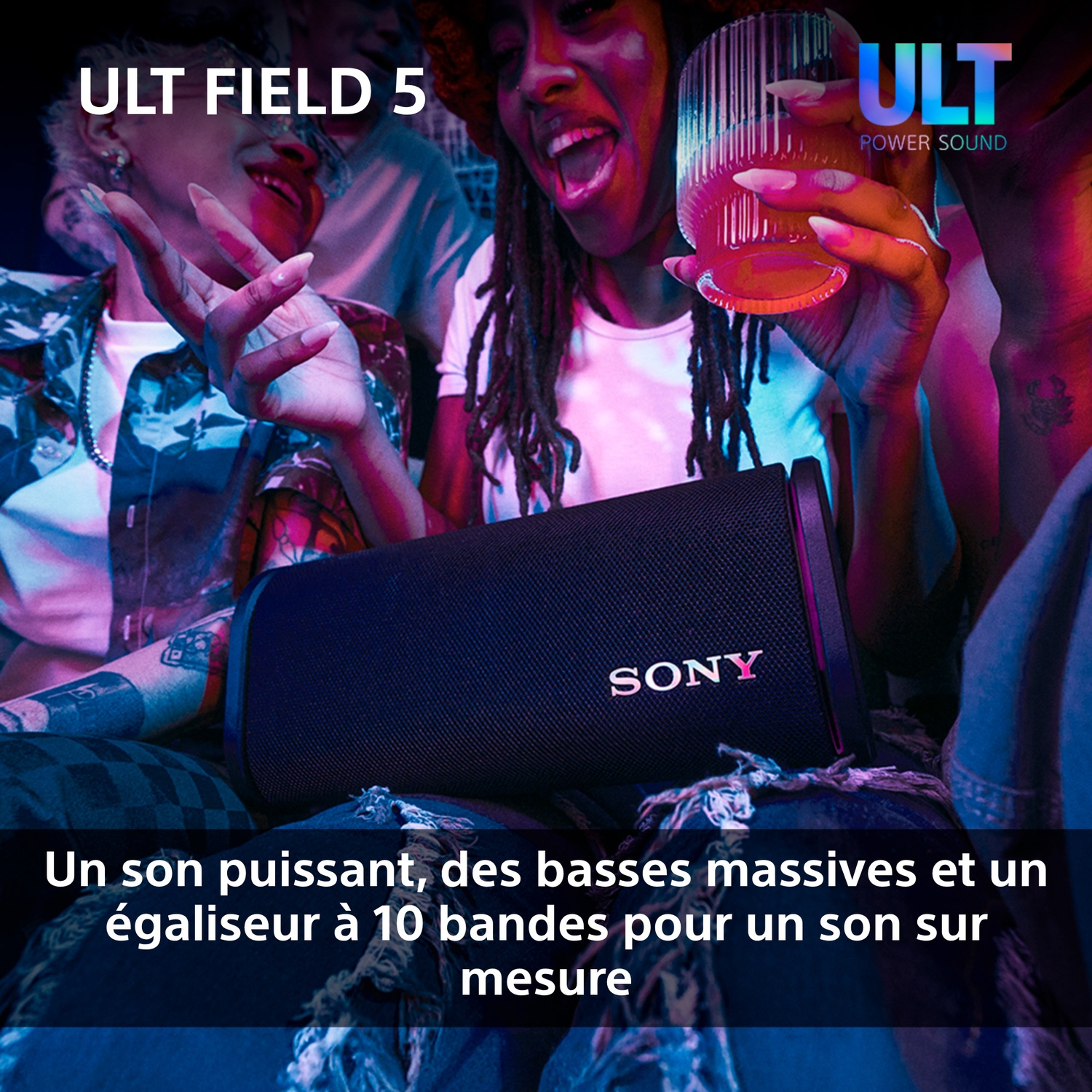 Des gens autour d'un haut-parleur. Le haut-parleur porte la mention 'SONY'.