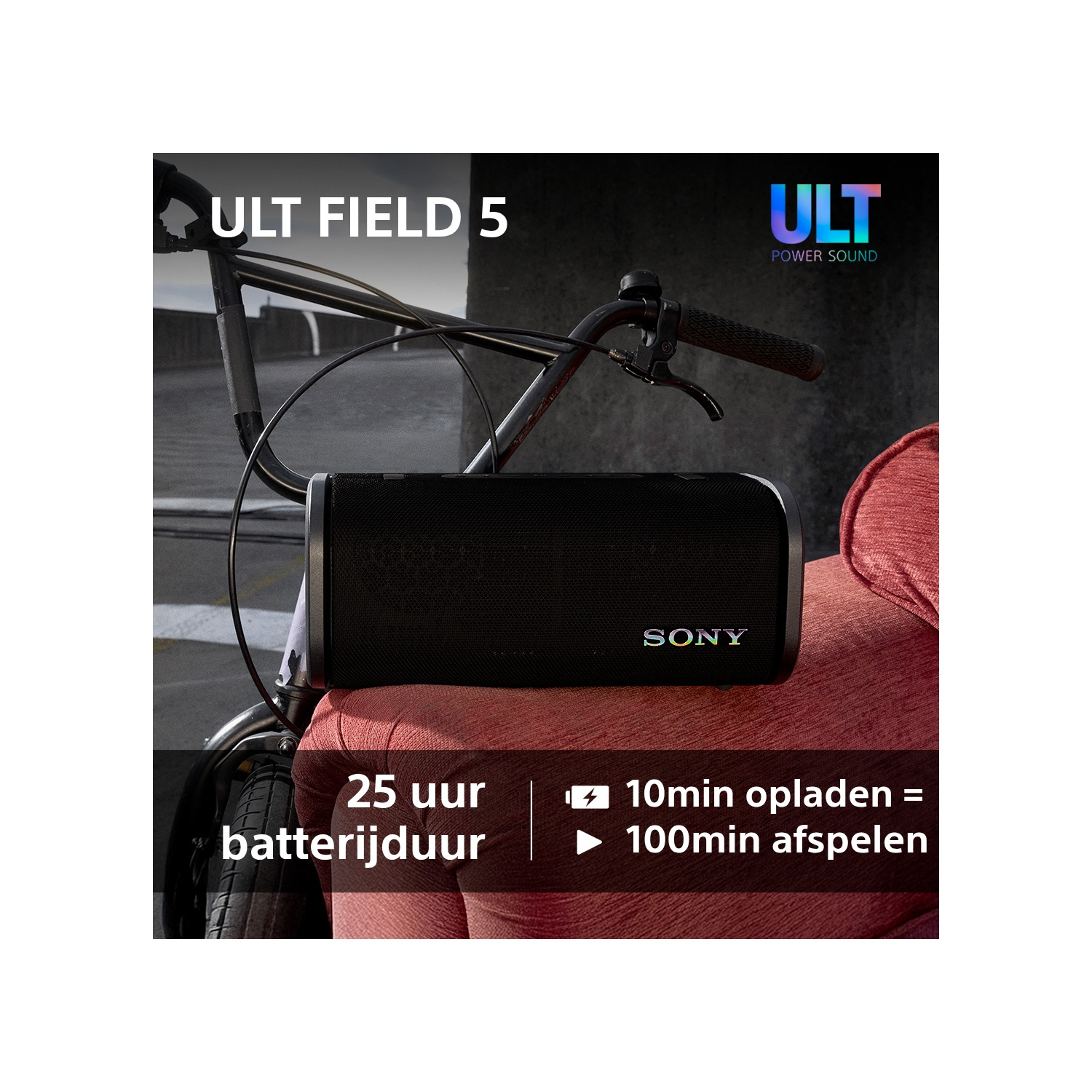 Een zwarte Sony-luidspreker op een rood oppervlak, en een fiets op de achtergrond.