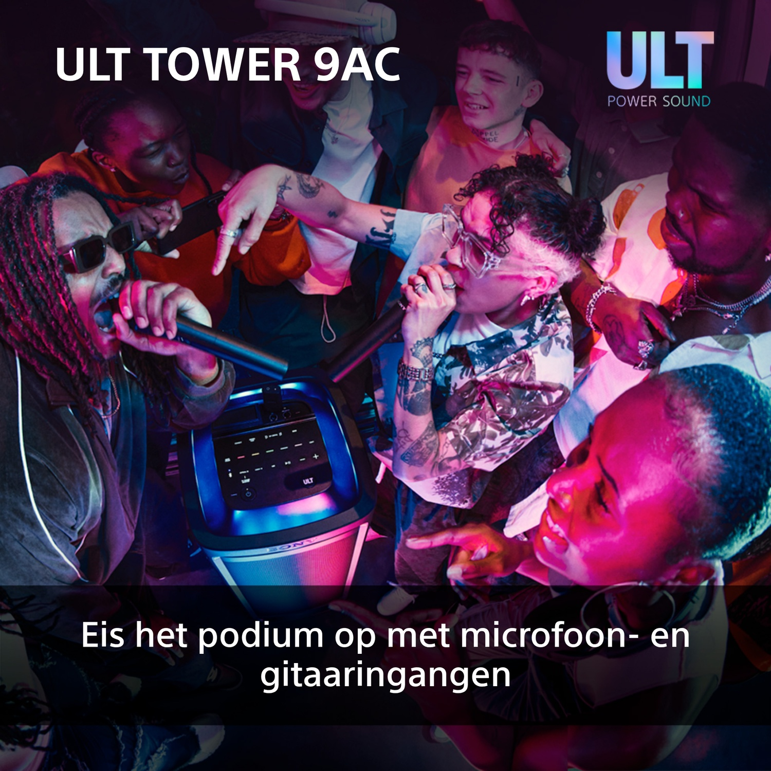 Een smartwatch toont informatie op een witte achtergrond.