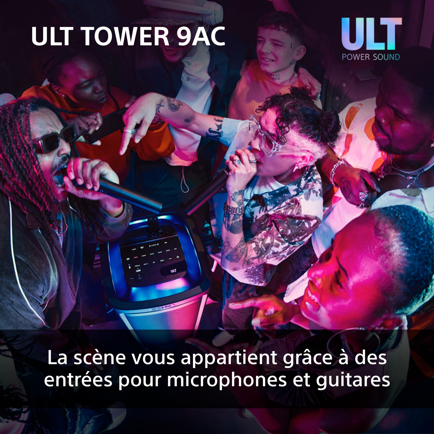 Un groupe de personnes à un concert avec une enceinte et des microphones.