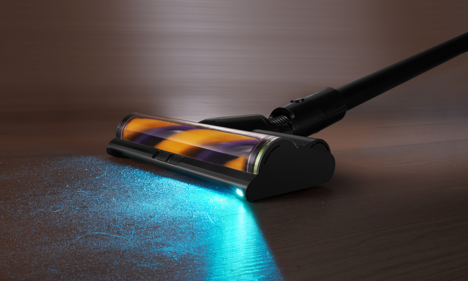 Głowica odkurzacza emitująca niebieskie światło. Znajduje się na drewnianej podłodze z widocznymi cząsteczkami kurzu.