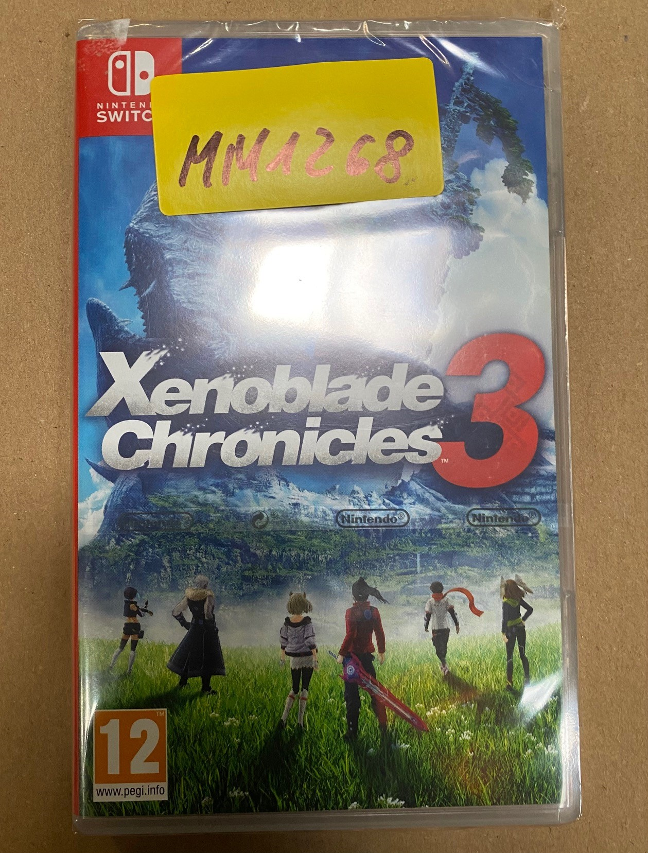 Obudowa gry jest zapieczętowana i oznaczona żółtą naklejką. Grą jest Xenoblade Chronicles 3.