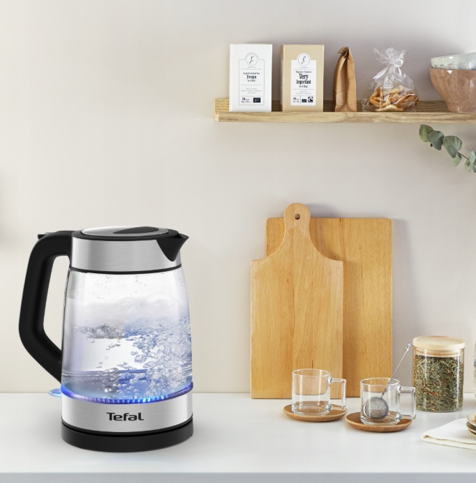 Czajnik elektryczny z wrzącą wodą.