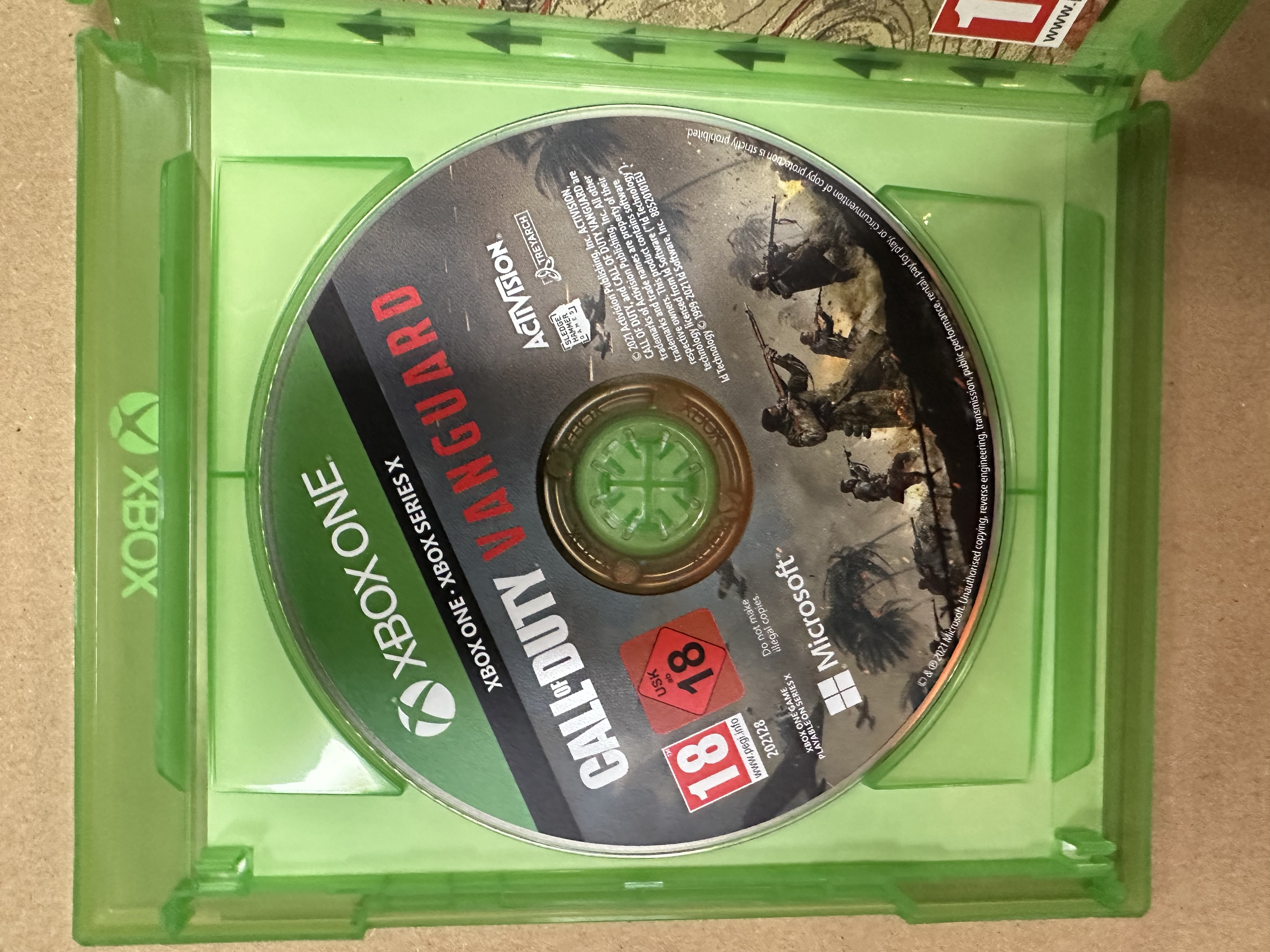 Płyta z grą Xbox 'Call of Duty: Vanguard' w zielonym etui.