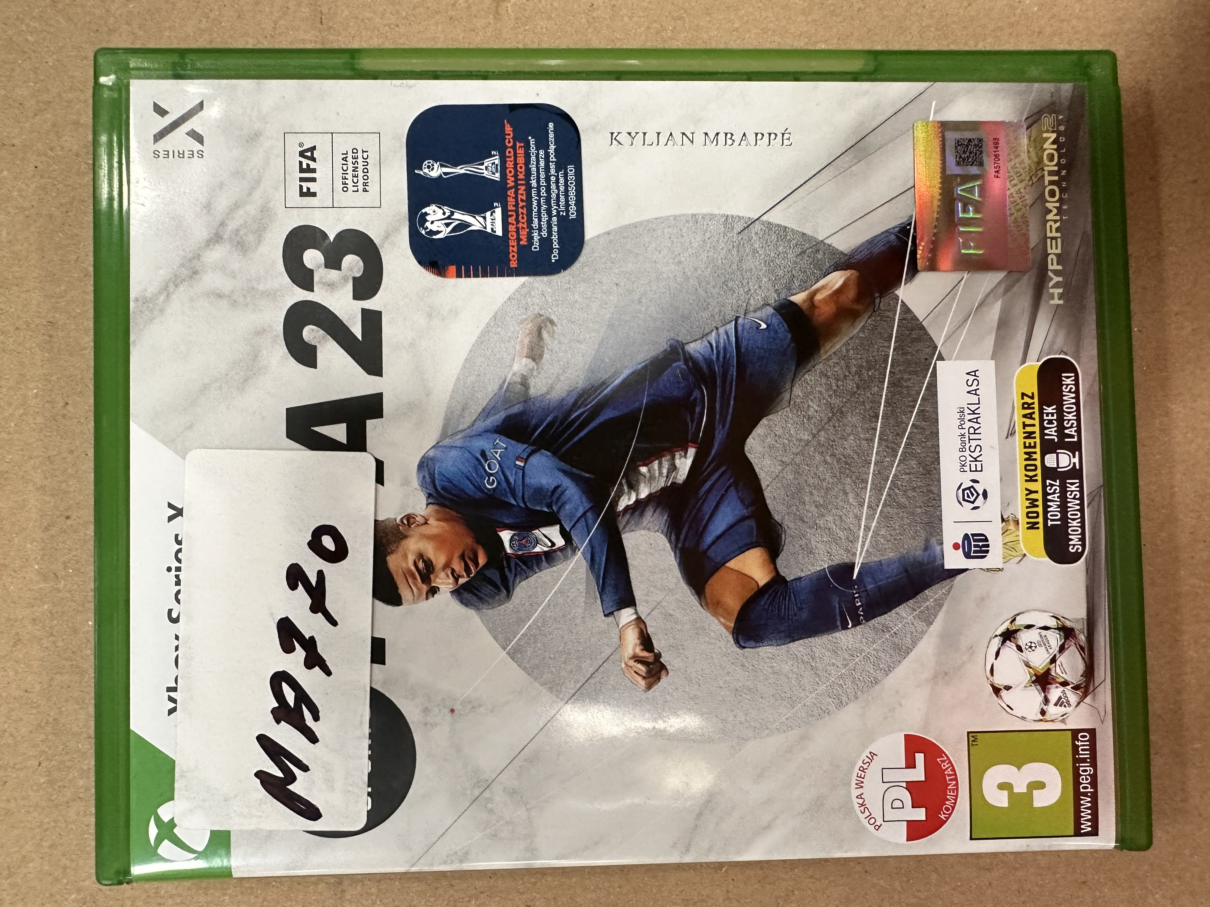 Pudełko z grą wideo ze zdjęciem Kyliana Mbappé i tekstem.