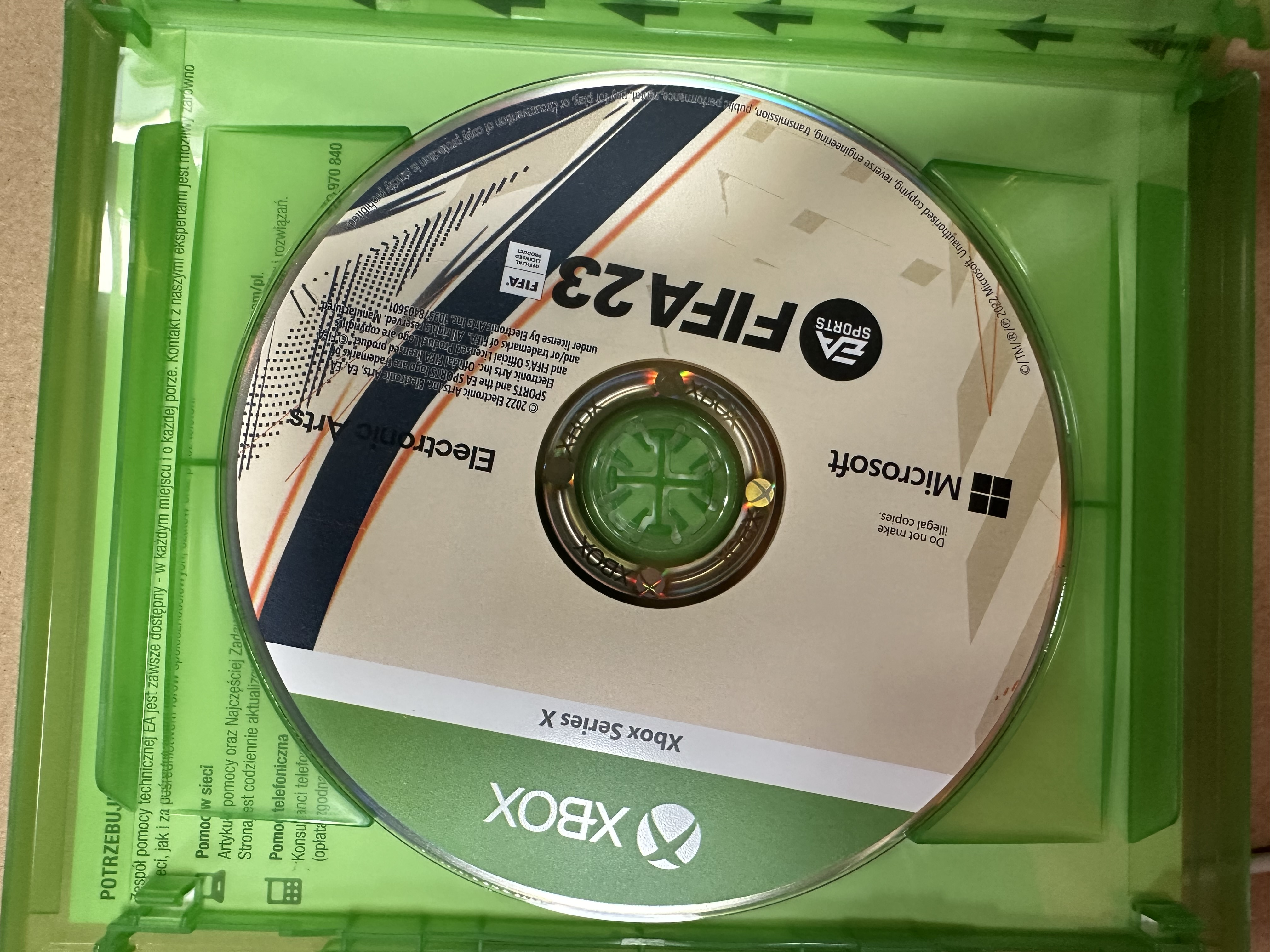 Dysk z grą Xbox Series X w zielonym etui, tekst 'FIFA 23'.