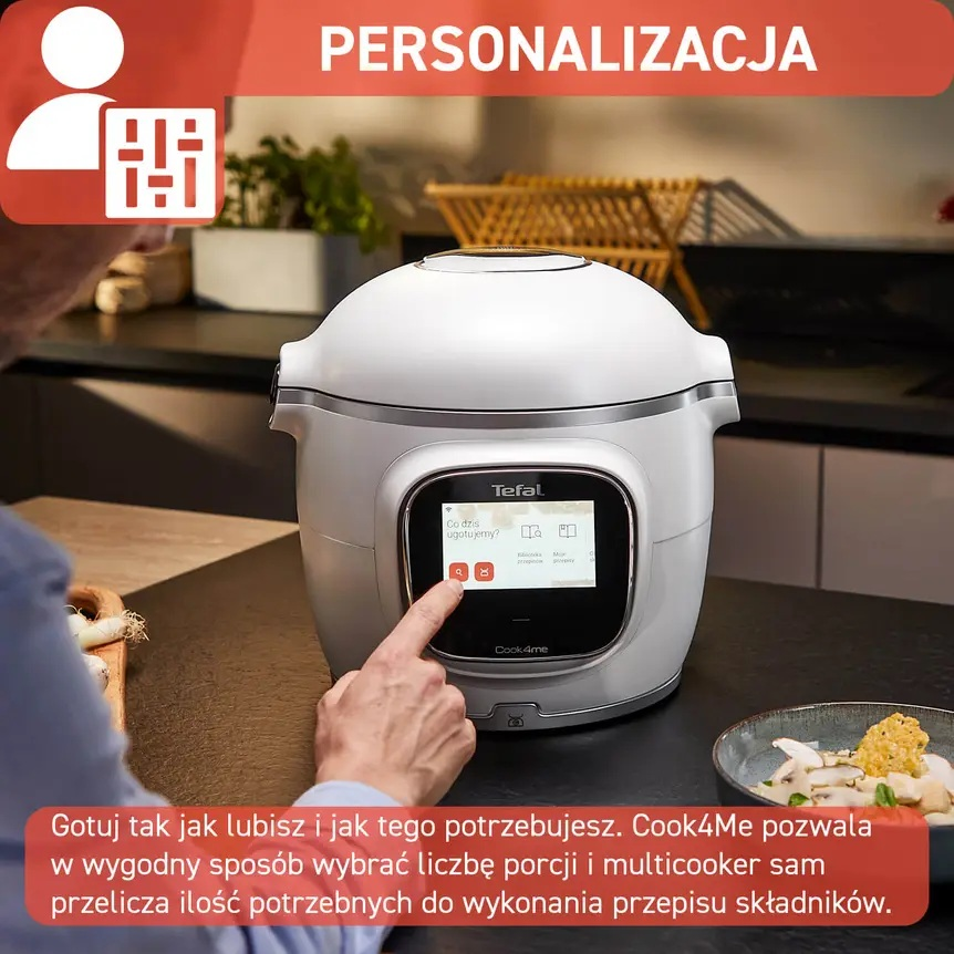 Biały multicooker Tefal Cook4Me z ekranem dotykowym, palec wskazujący.