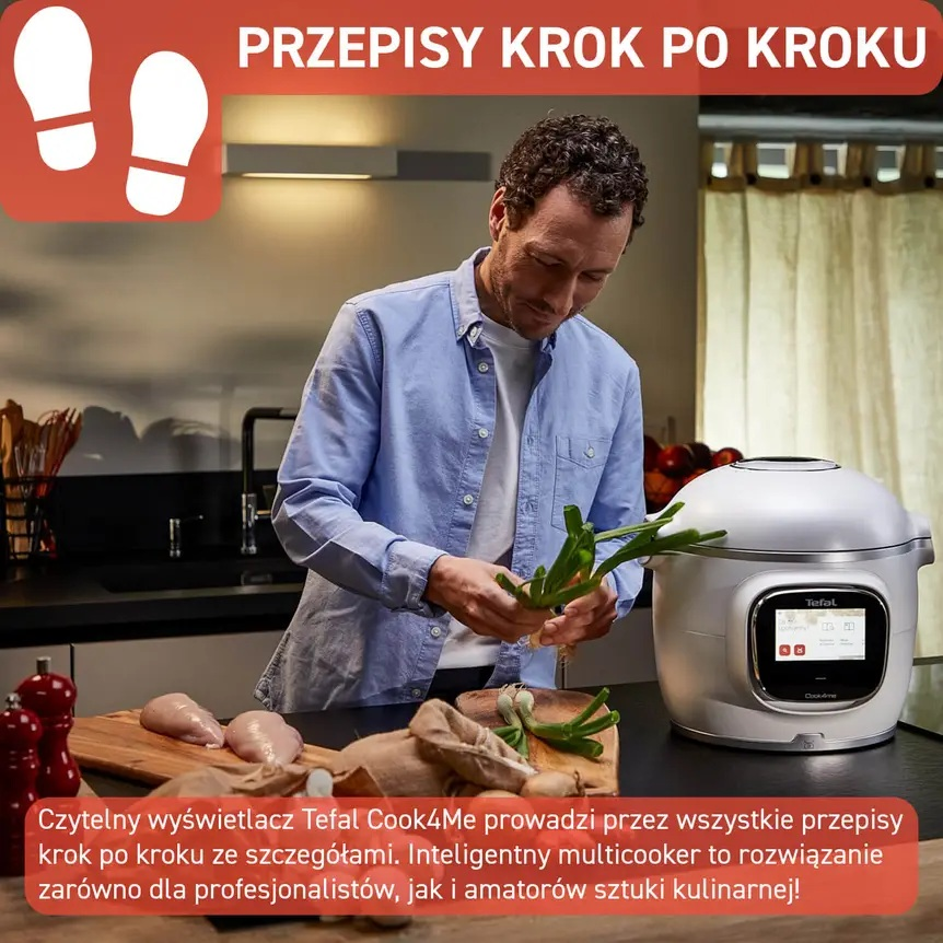 Mężczyzna przygotowujący jedzenie obok urządzenia wielofunkcyjnego ze składnikami na drewnianej desce.