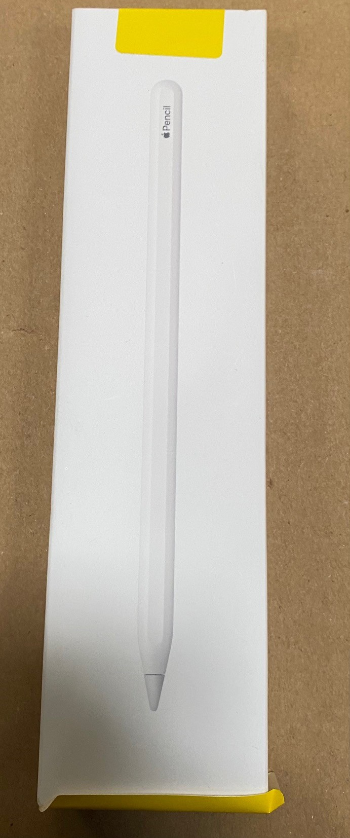 Biały Apple Pencil jest wyświetlany w białym prostokątnym opakowaniu.