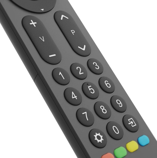 Zbliżenie szarego pilota z ponumerowanymi przyciskami i przyciskami kierunkowymi.