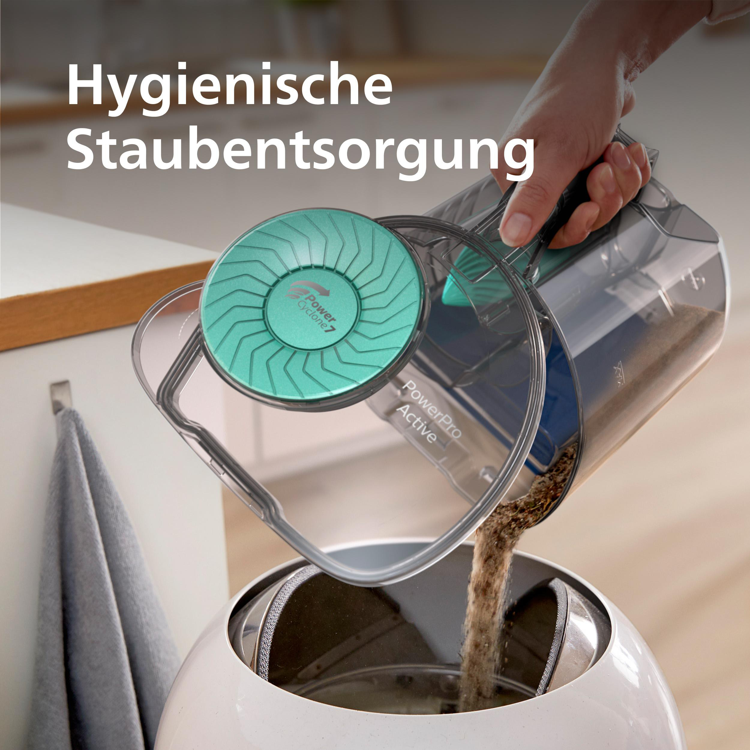 Eine Hand gießt Staub aus einem Staubsaugerbehälter in einen Behälter. Text: Hygienische Staubentsorgung.