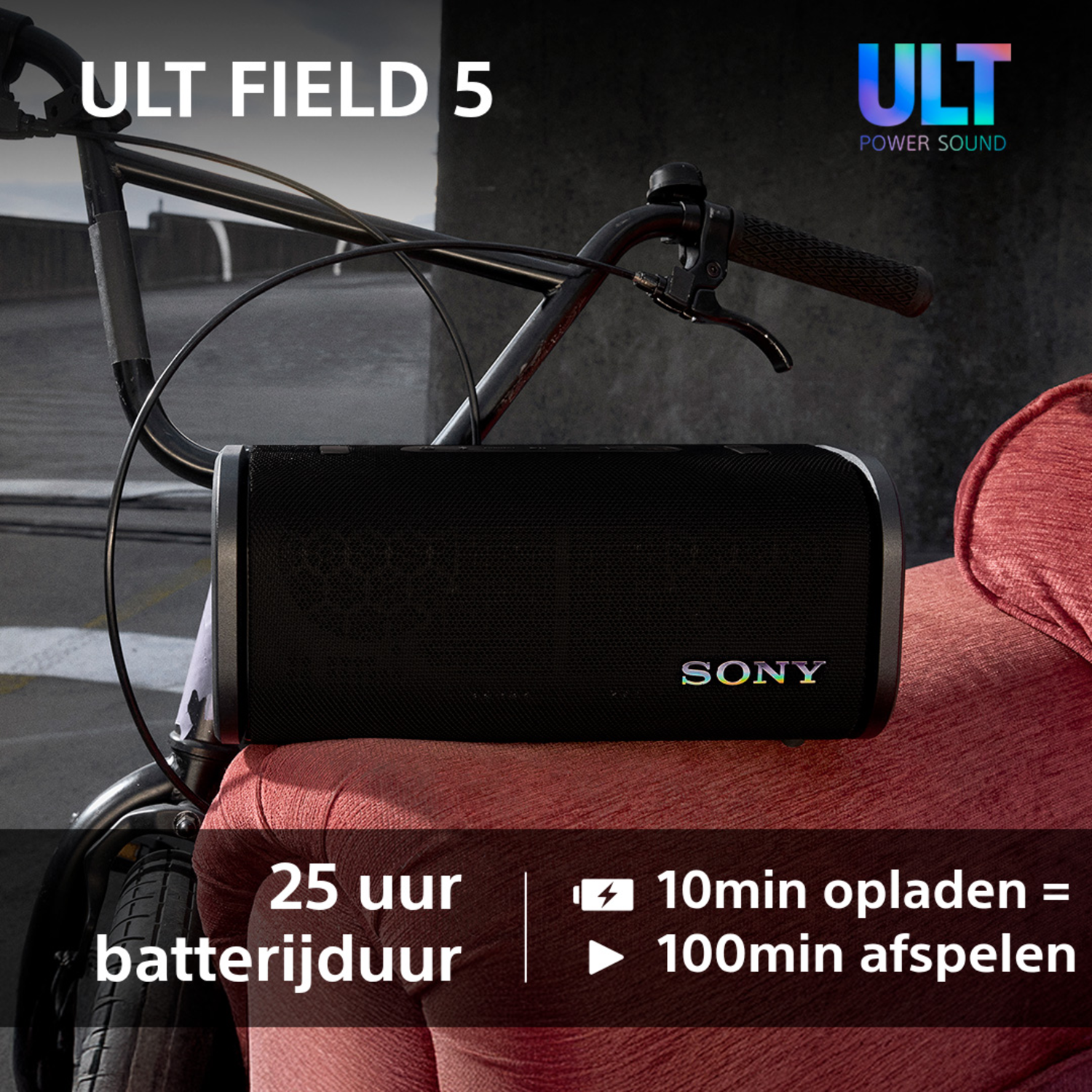 Zwarte Sony-luidspreker op fiets. Tekst 'ULT FIELD 5', met batterij info.