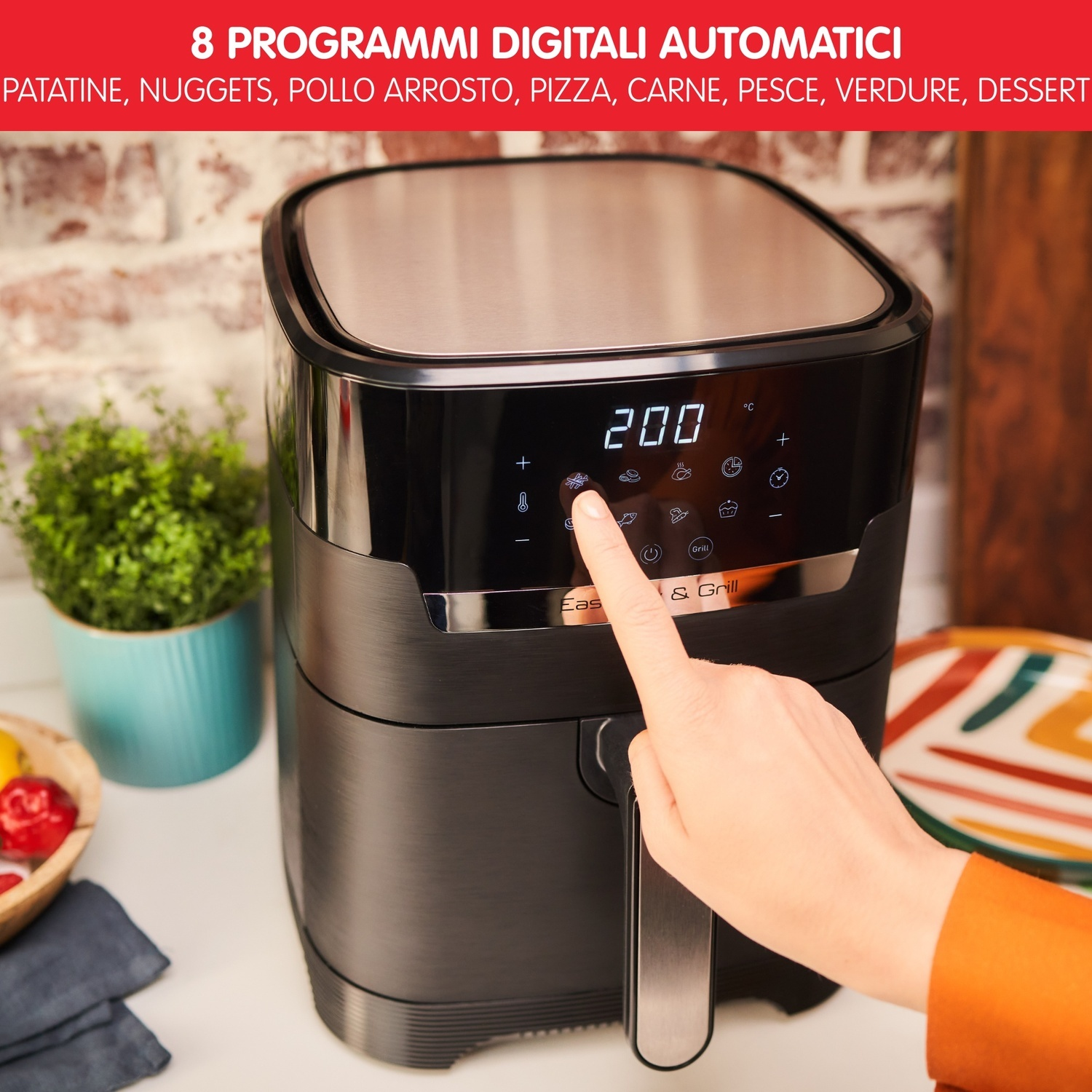Una friggitrice ad aria mostra un touchscreen con una mano che preme un pulsante, con opzioni.