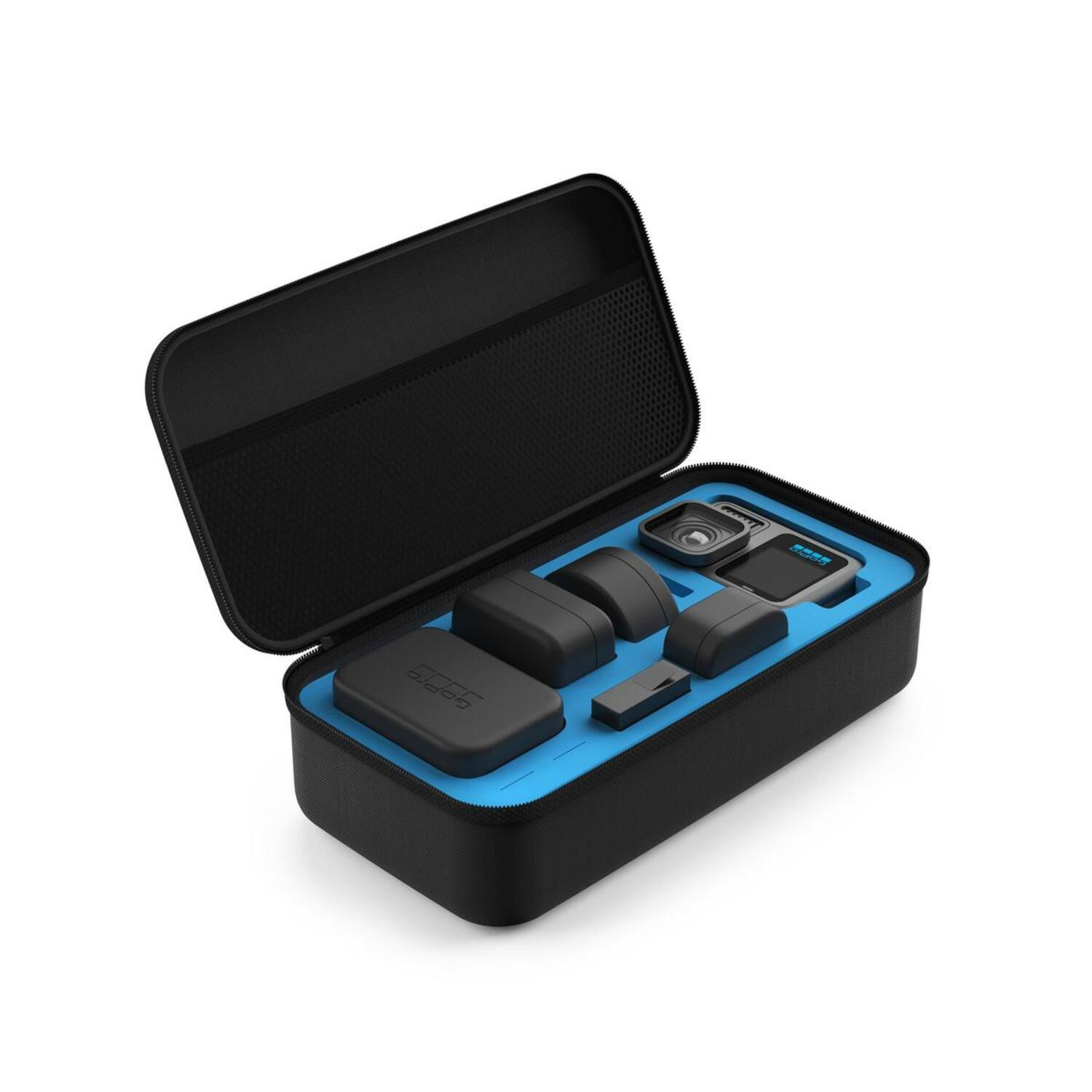 Een zwarte case met diverse GoPro-camera-accessoires op een wit oppervlak.
