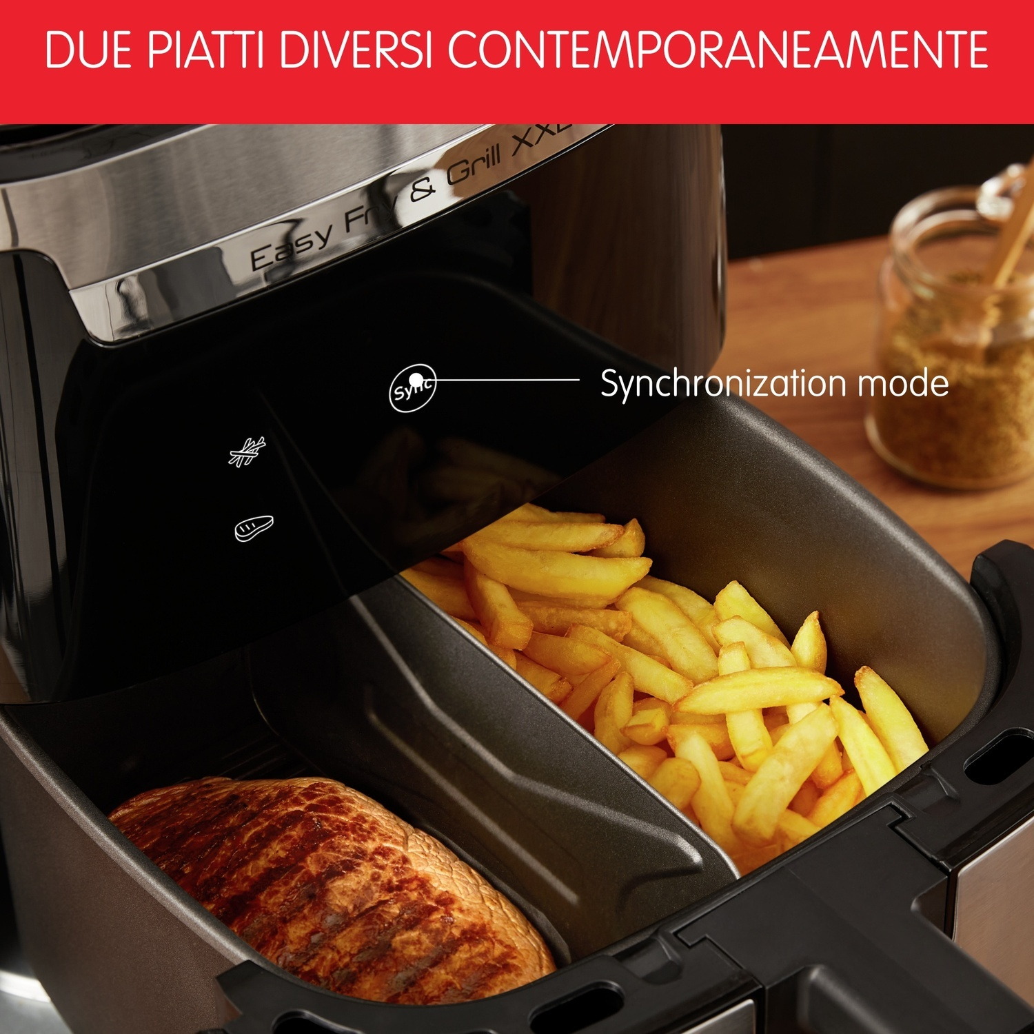 Interno della friggitrice ad aria, un vano con patatine fritte, un altro con carne.