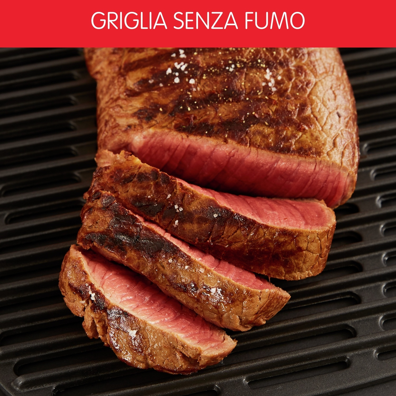 Bistecca alla griglia su una griglia nera.