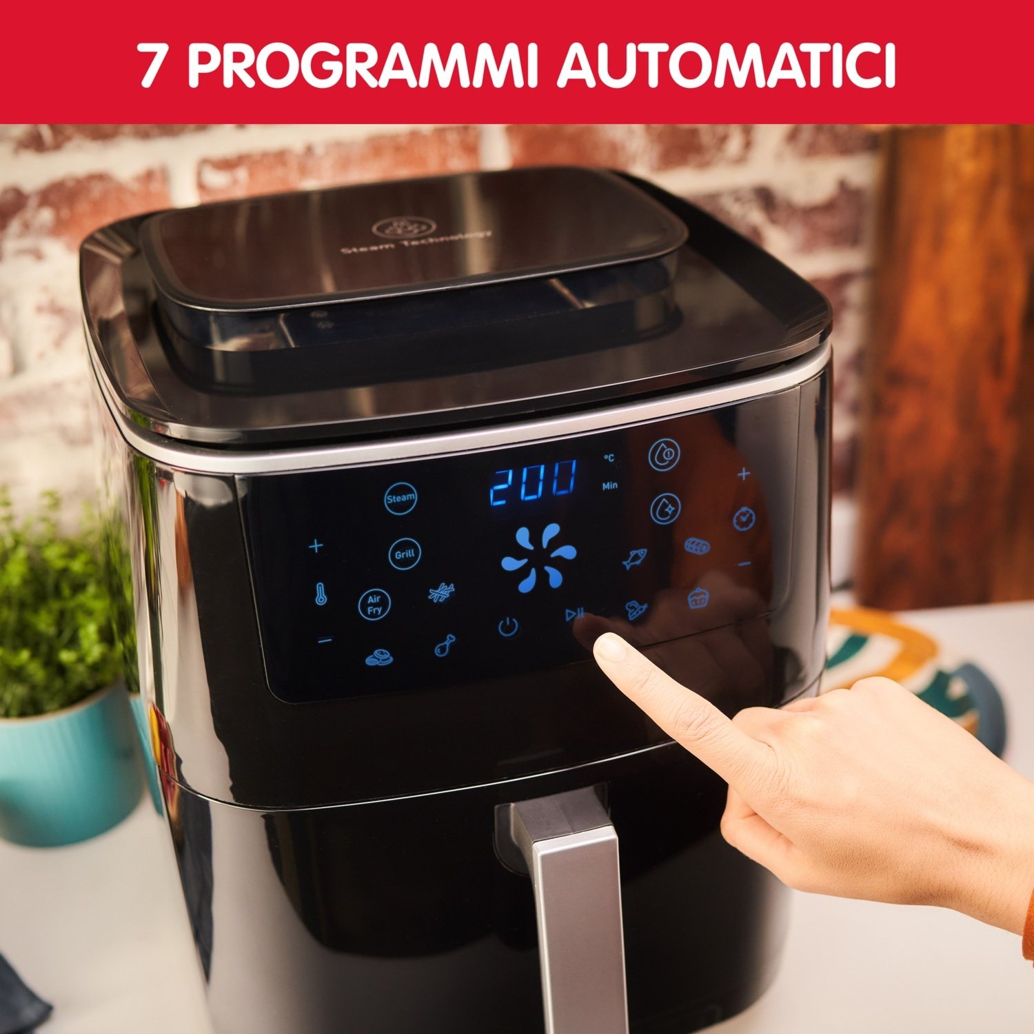 Mano di una persona che preme un pulsante su una friggitrice ad aria nera con display digitale.